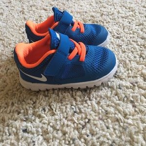 Nike shoes!!! Only been worn once!!! 5C