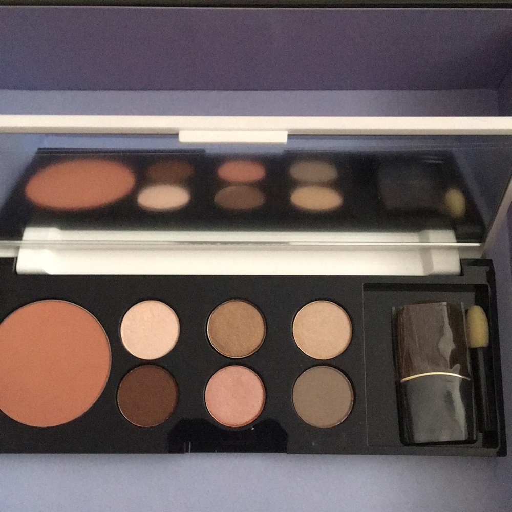 Estée Lauder eyeshadow and blush palette