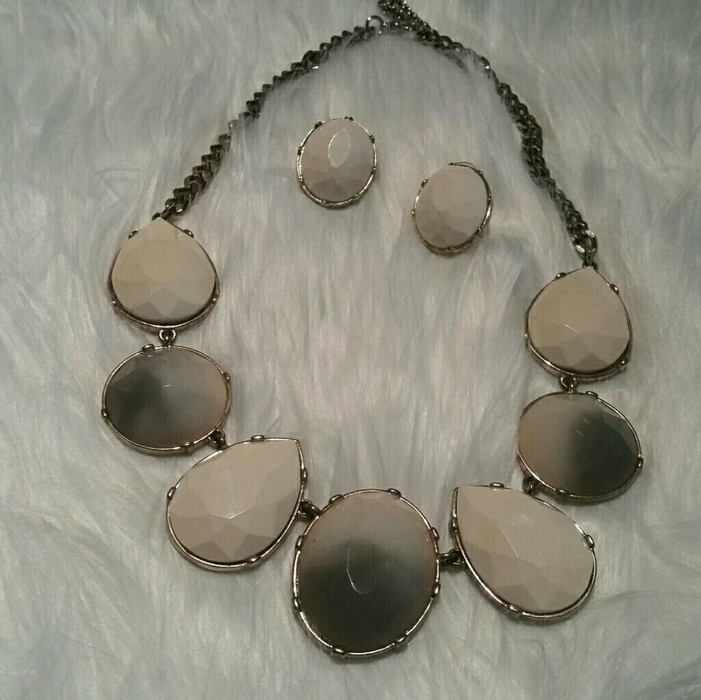 SET: Necklace and Earrings