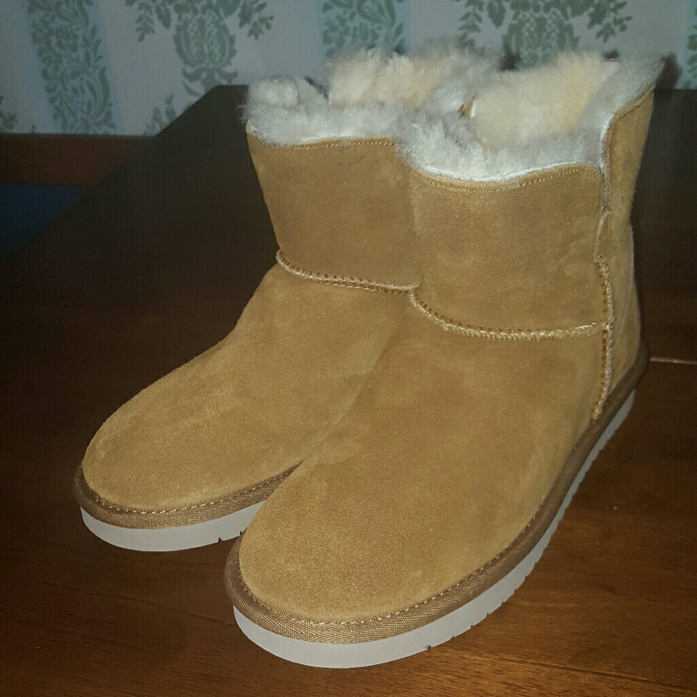 Short Koolaburra by Ugg boots, brand new