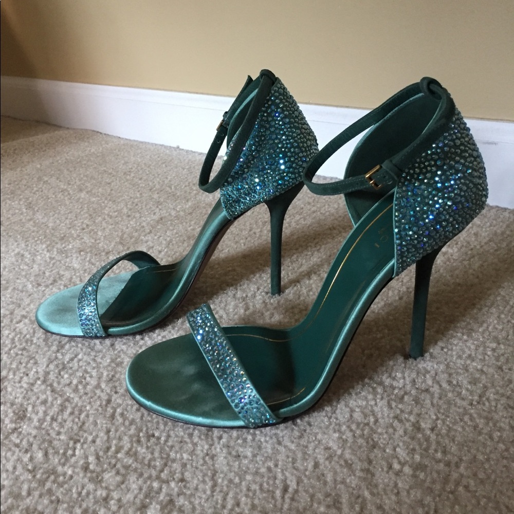 Gucci Crystal sandals!! 😍😍 US 7