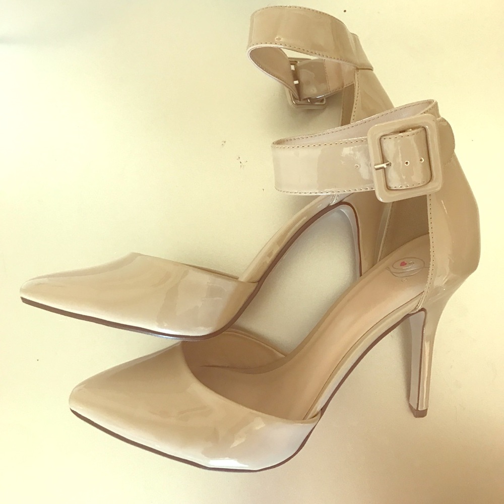 NEVER WORN Nude pumps