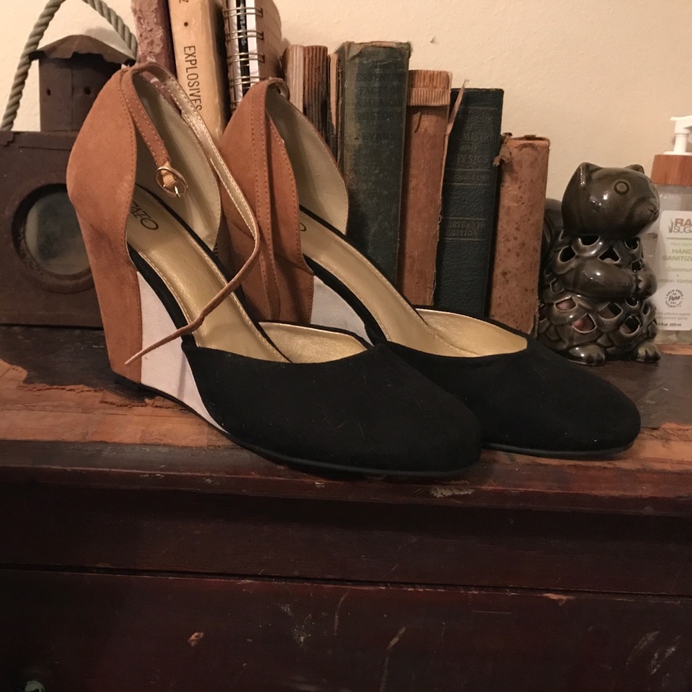 Tri-color suede wedges