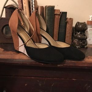 Tri-color suede wedges