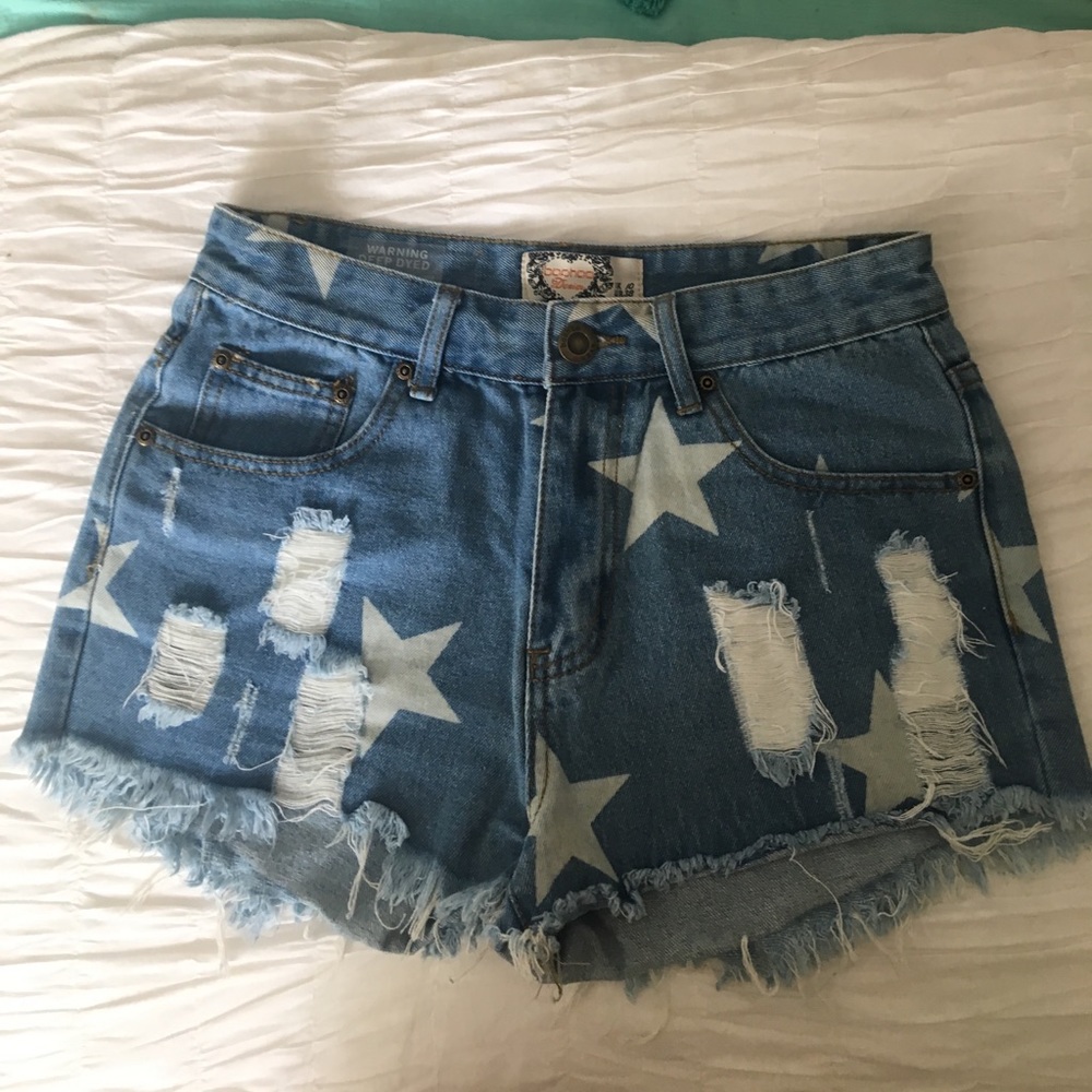 BOOHOO STAR PRINT DENIM HIGH WAISTED SHORTS!