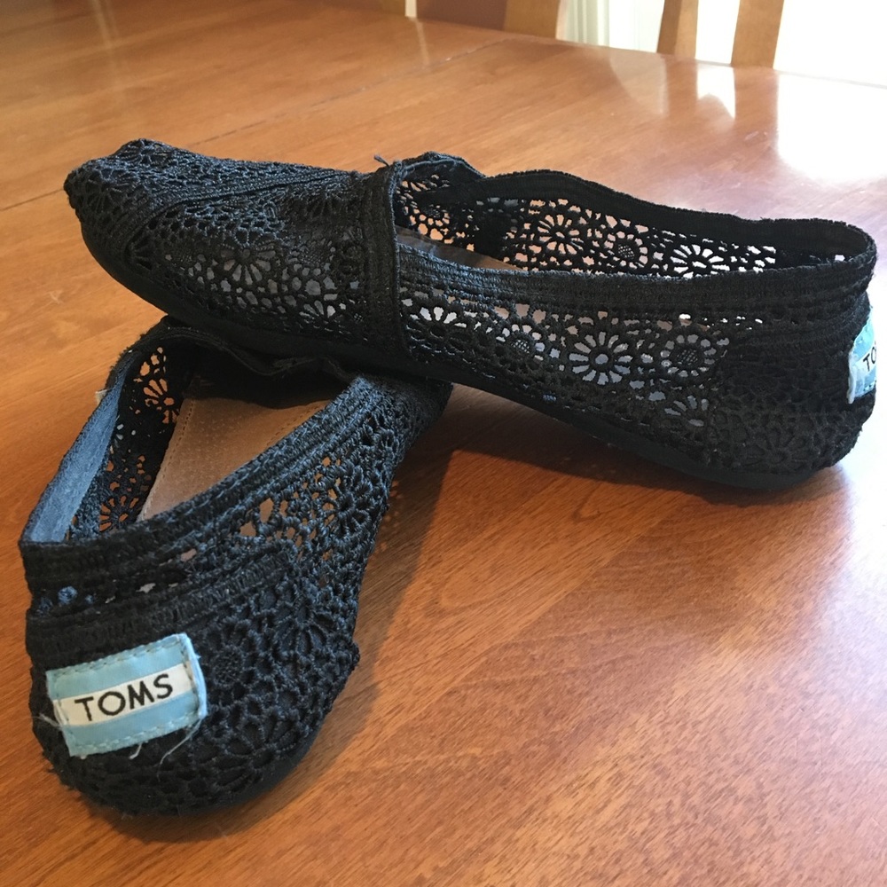 TOMS Black crochet EUC