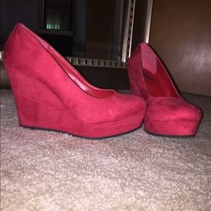 Red platform wedge