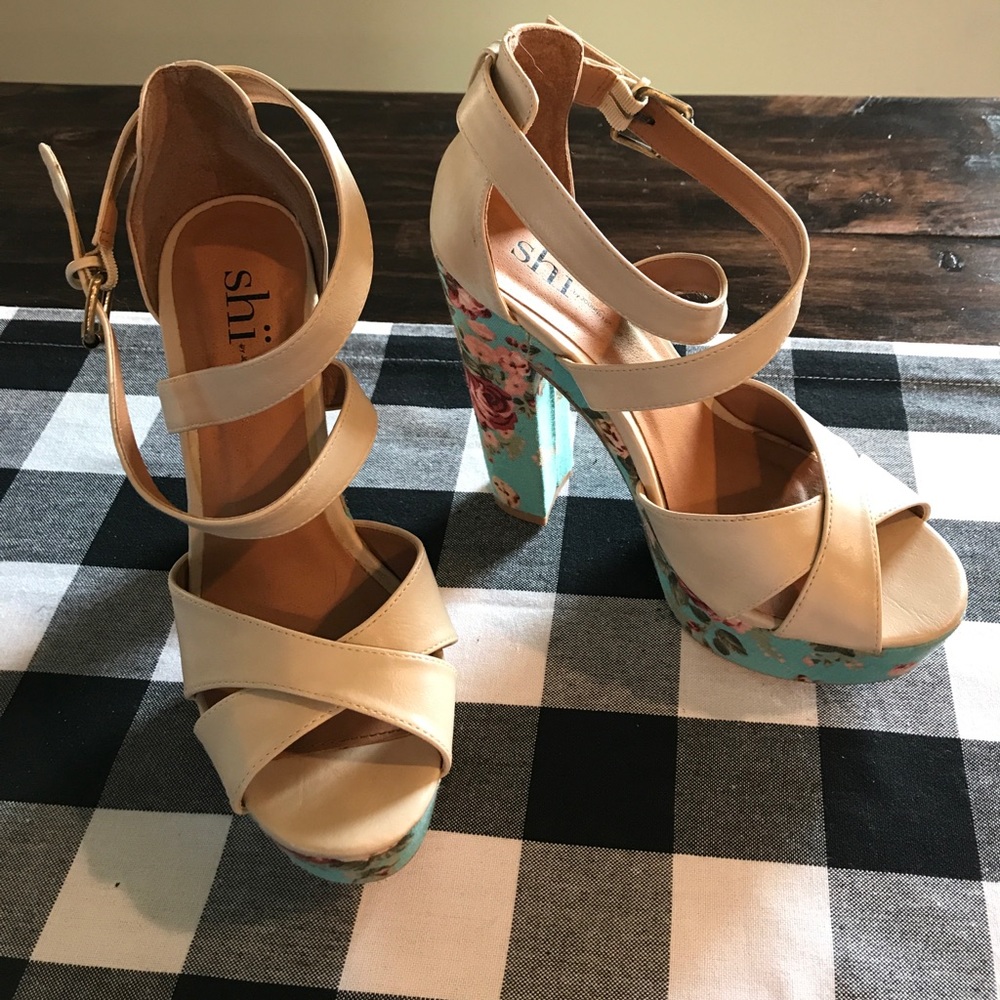 Shi by Journeys Floral Platform Heels size 7