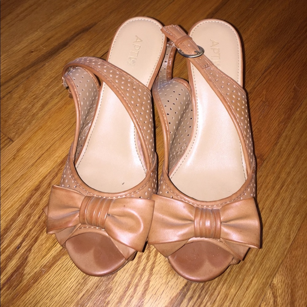 Apt. 9 brown wedges with an adorable bow