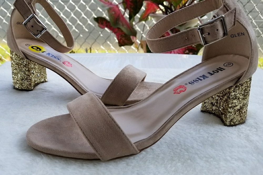 NWOT Tan Gold Sparkle Block heel Size 8.5 9 & 10