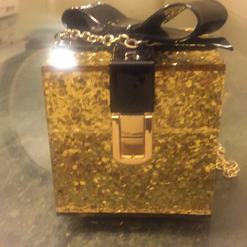SMALL GIFT BOX PURSE WITH SHORT CHAIN STRAP