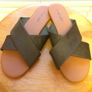 Trendy x-strap, minimalist slip-on sandals