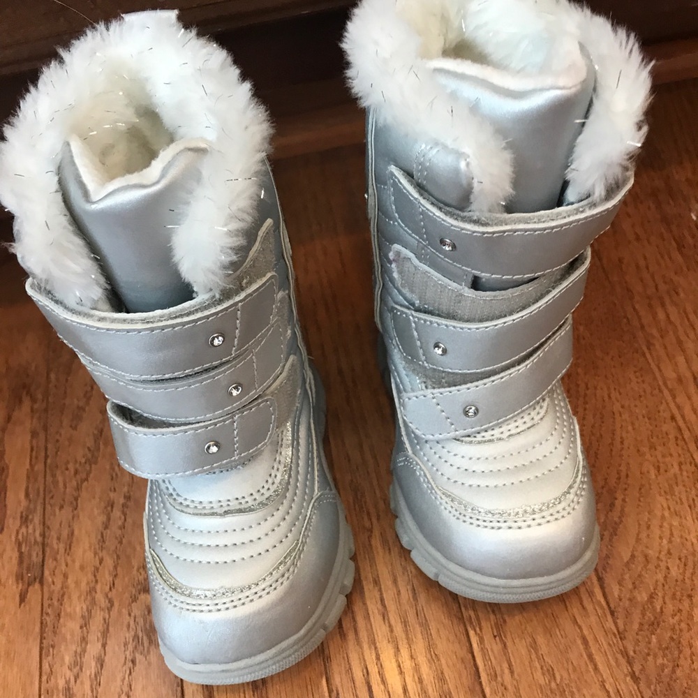 Children place size 7 boots