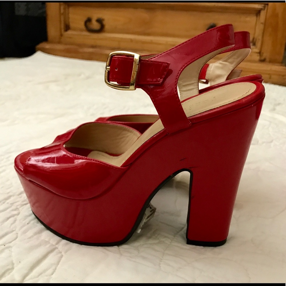 Platform and Peep Toe En Rouge