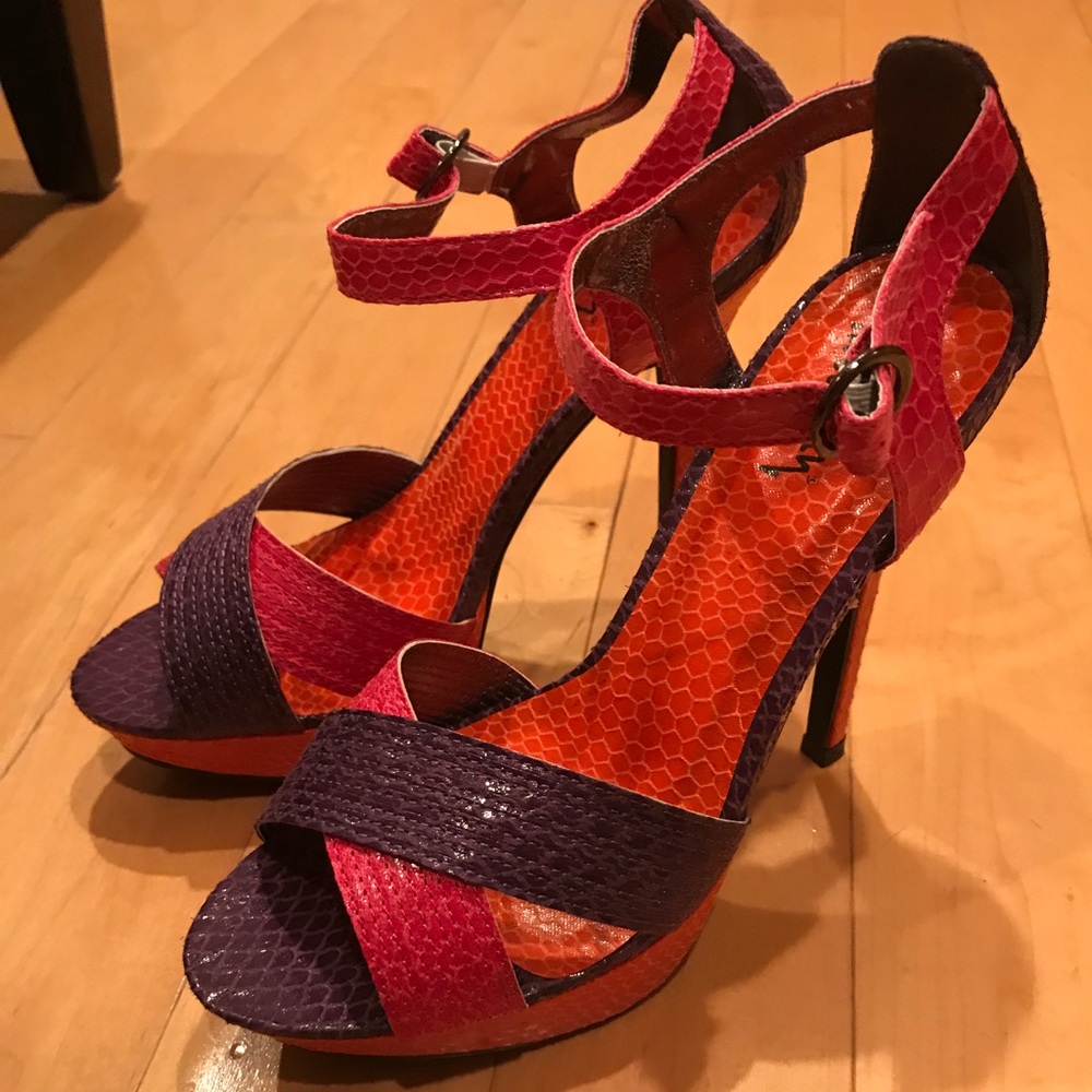 Bow tie platform sandal