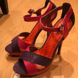 Bow tie platform sandal