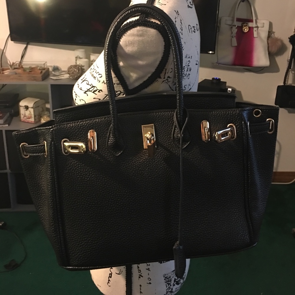 Black handbag 👜