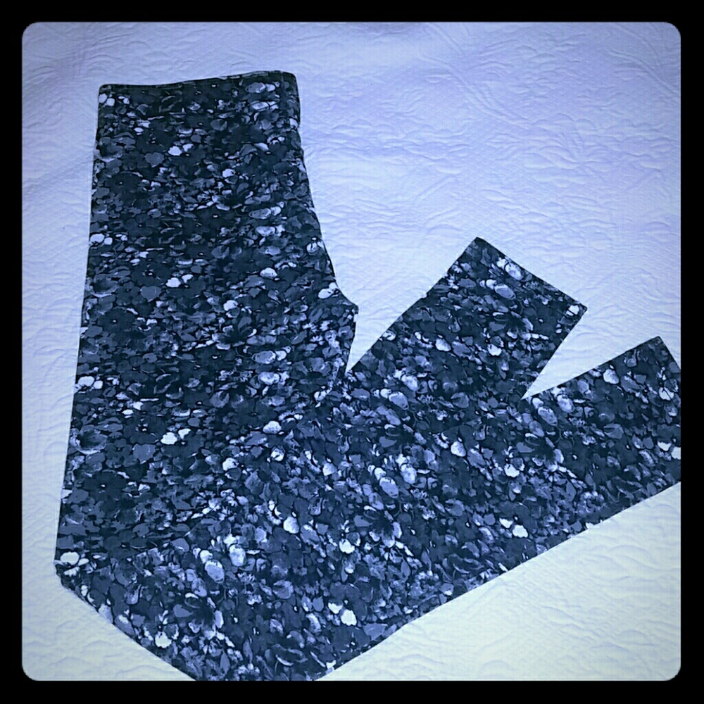 HOLLISTER floral leggings *end of summer sale!*