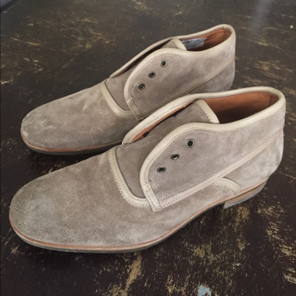 John Varvatos
Dylan Laceless Chukka Boot - Men's