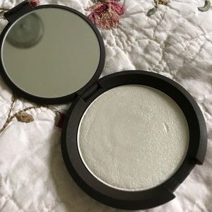 BECCA Pressed Powder highlight in pearl