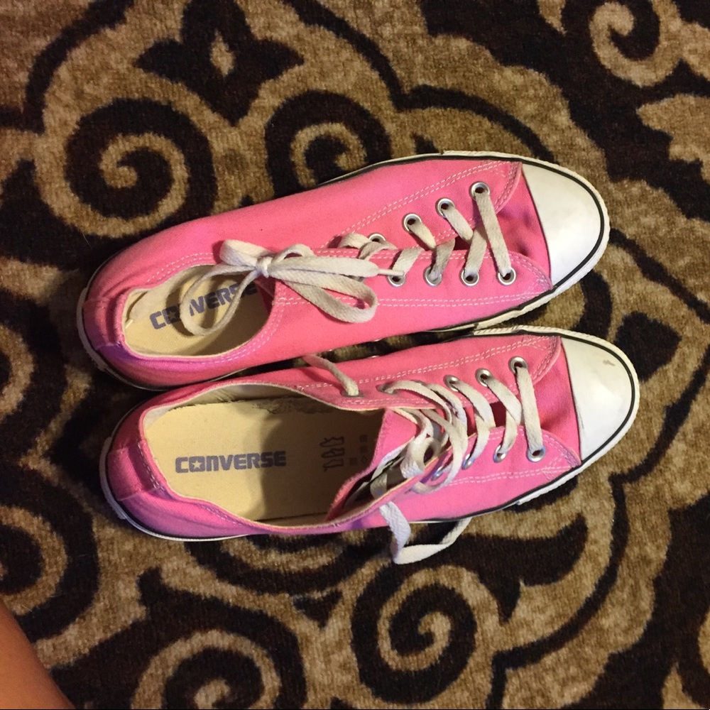 Like new pink converse