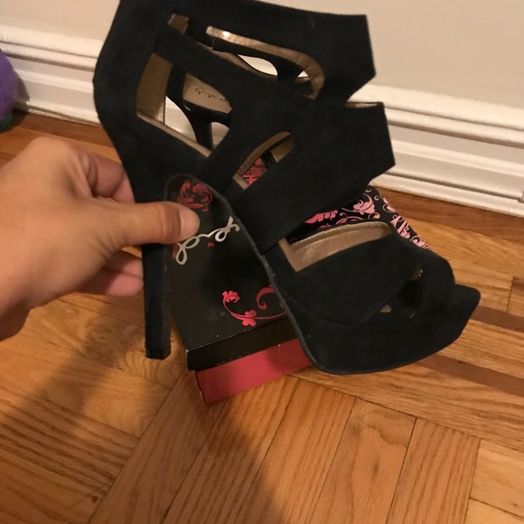 Black Suede Platform Pumps - Picture 4 of 5