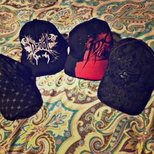 Guy's Hurley, Fox, TapOut hats