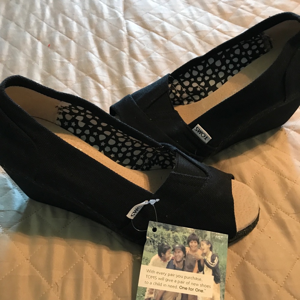 toms black wedges