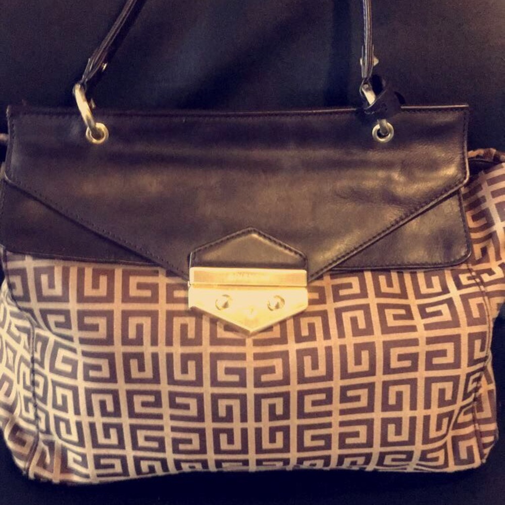 💯Authentic Givenchy shoulder bag