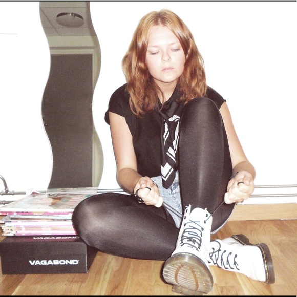 *SOLD* White Doc Martens - Picture 6 of 7