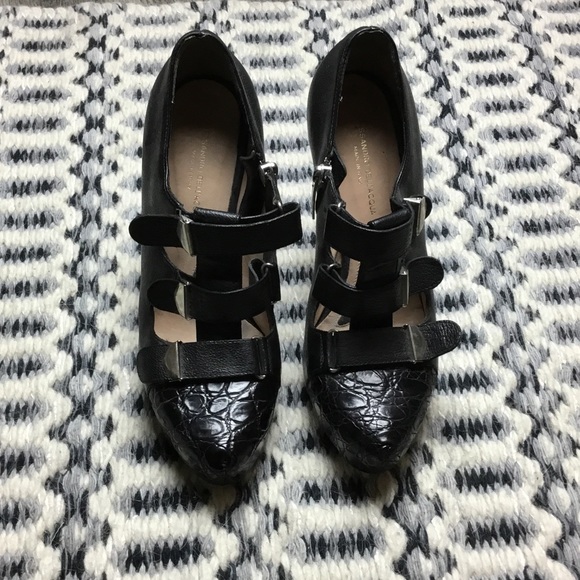 Alessandro Dell'Acqua High Heel with Buckle Detail - Picture 2 of 7