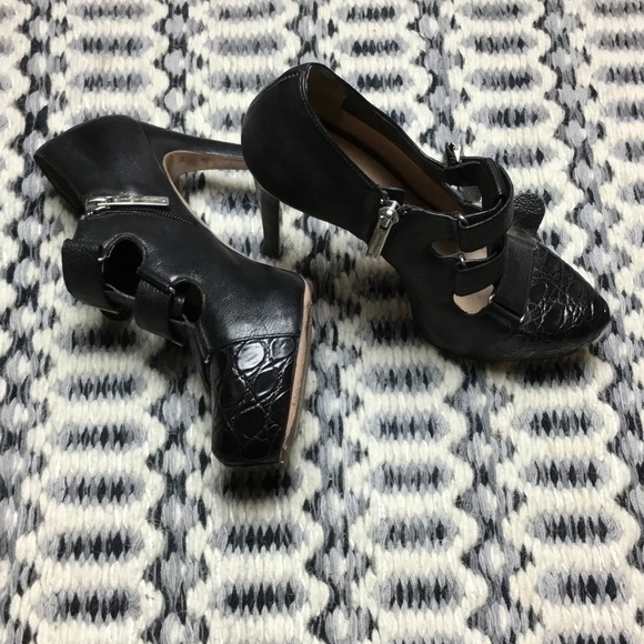 Alessandro Dell'Acqua High Heel with Buckle Detail - Picture 5 of 7