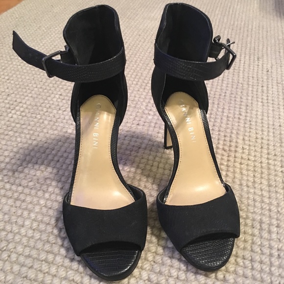 Size 6 Gianni Bini Jaxxon High-Back Dress Sandals - Picture 4 of 4