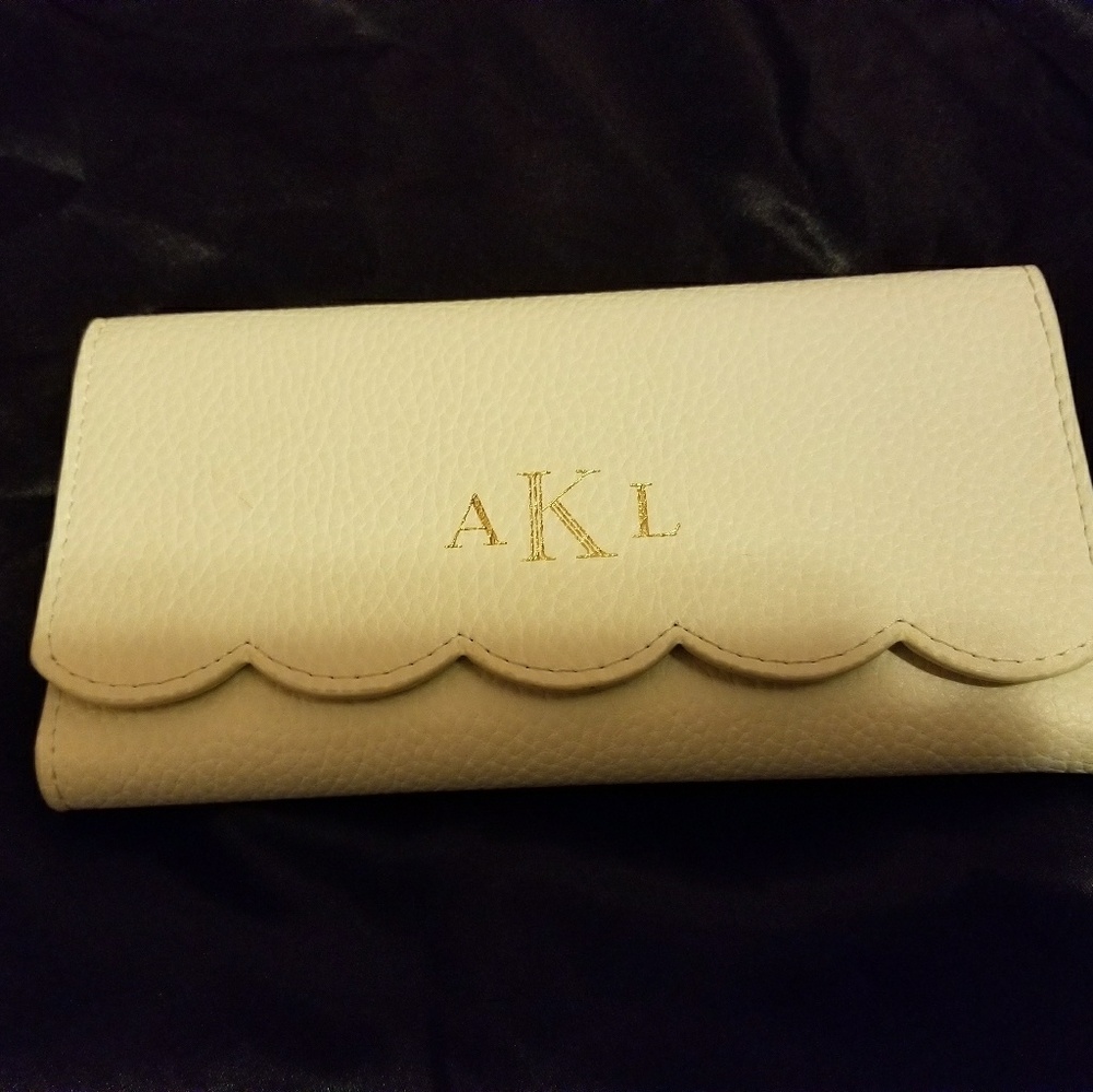 🚫SOLD🚫White/cream  Marleylilly wallet