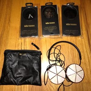 FRENDS headphones with interchangeable caps