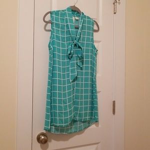 Teal shirt with windowpane pattern tie at the neck