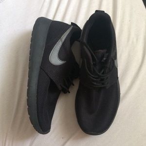 black nike roshes