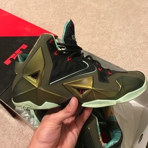 Lebron XI "Kings Pride"