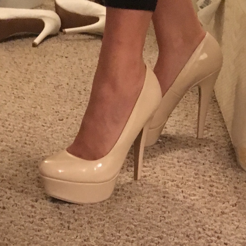Nude pumps