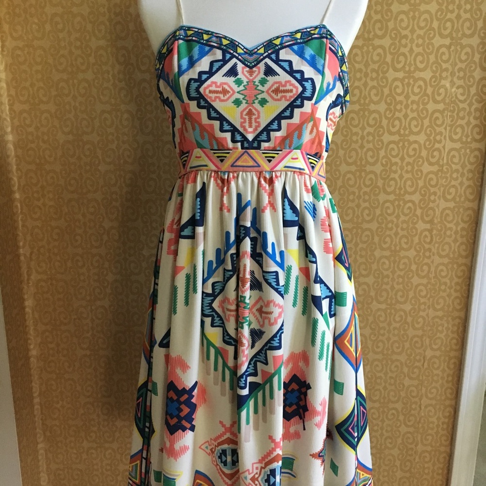Boutique dress with Aztec print - lined