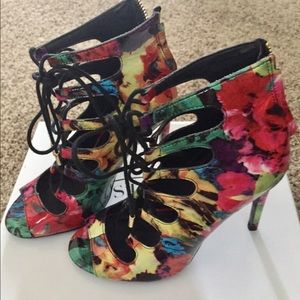 Steve Madden Cynthiaa Floral  size 7.5