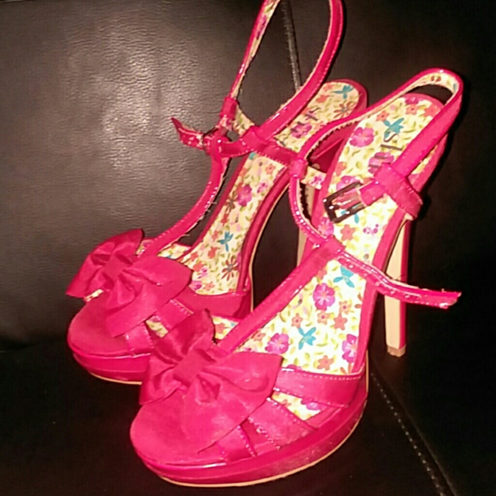 Red bow pumps