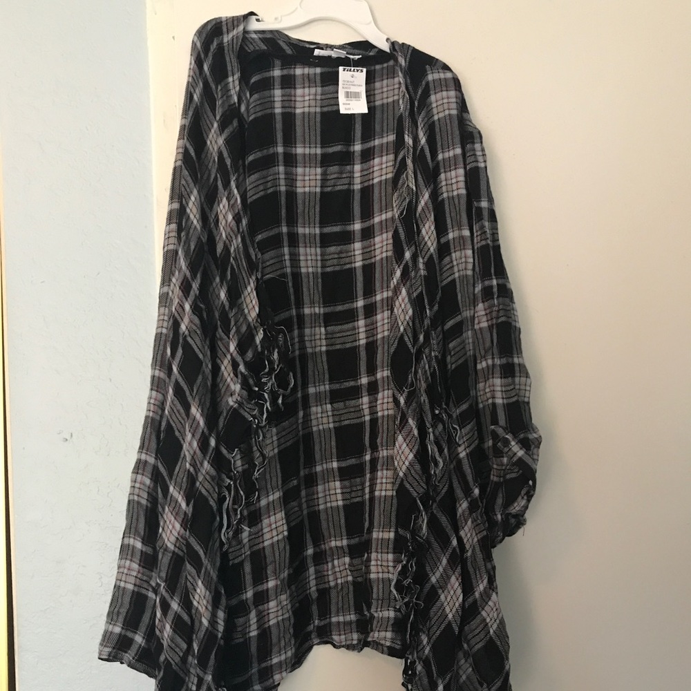 TILLYS NEVER BEEN WORN PLAID KIMONO W/ FRINGE