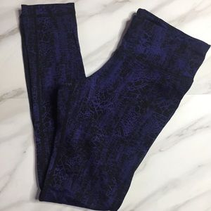 Active workout pants with snake skin design