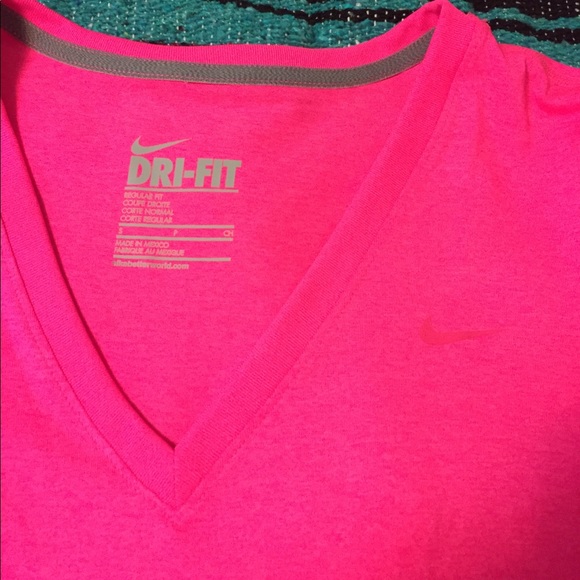 NWT Women's Nike Dri-Fit Pink V Neck T Shirt Sz Sm - Picture 2 of 3