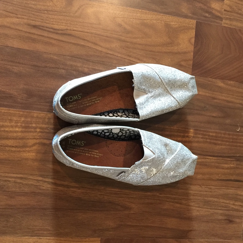 Toms women's shoes NEW (worn twice) size 9