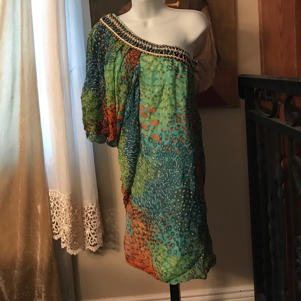 Monique Leshman one shoulder dress med Peacock