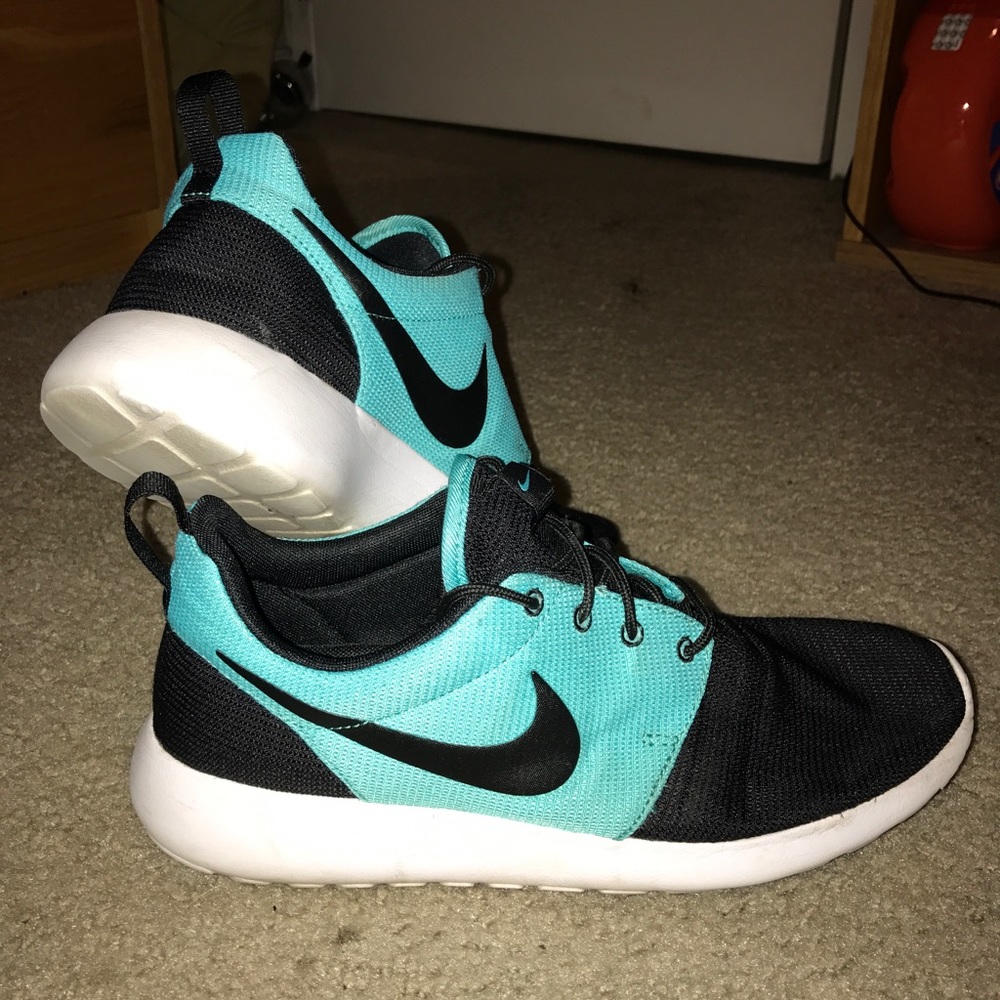 Nike Roshe One. EUC. Size 9.5