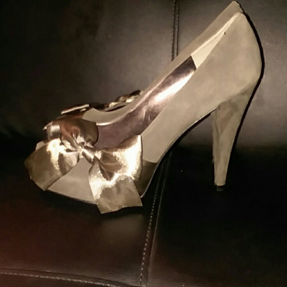 Women's Paris Hilton pumps