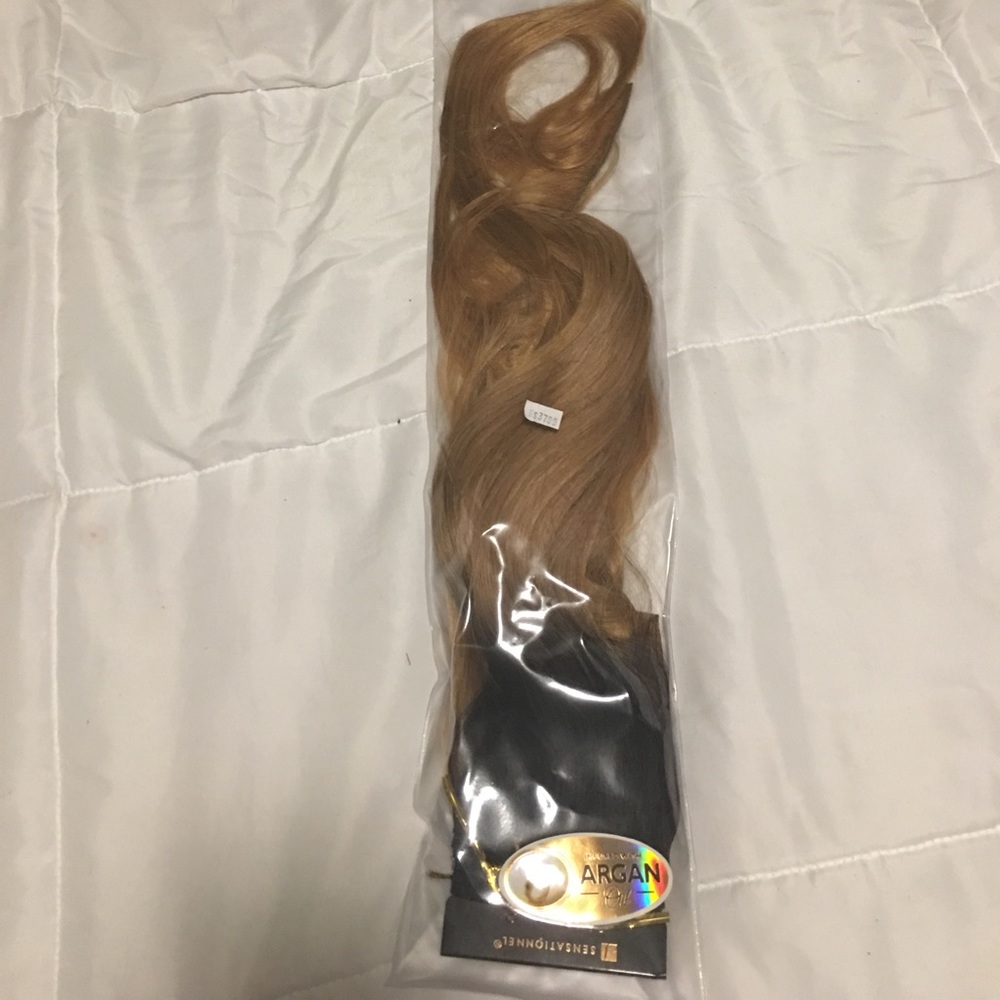 extensions. About 22" Good quality hair. Ombré